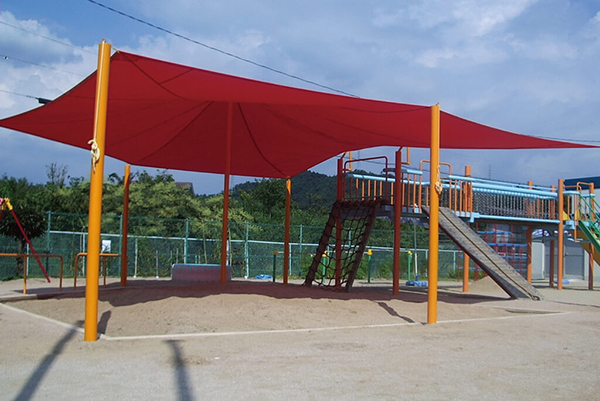 幼稚園陽よけ開閉式遮光ネット５